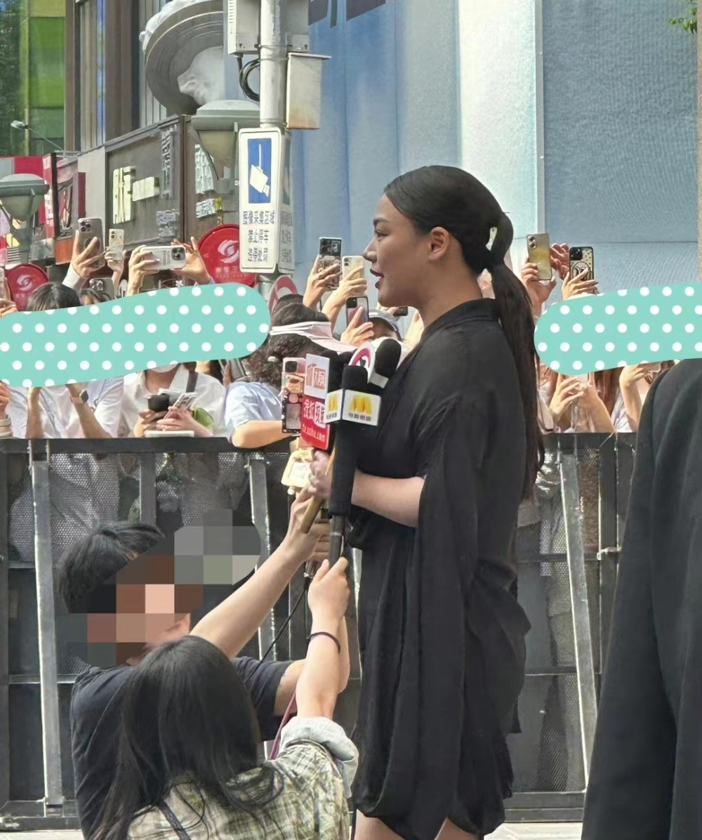 马思纯又胖回去?手臂粗壮小肚子凸起明显,网友:这是又怀孕了?