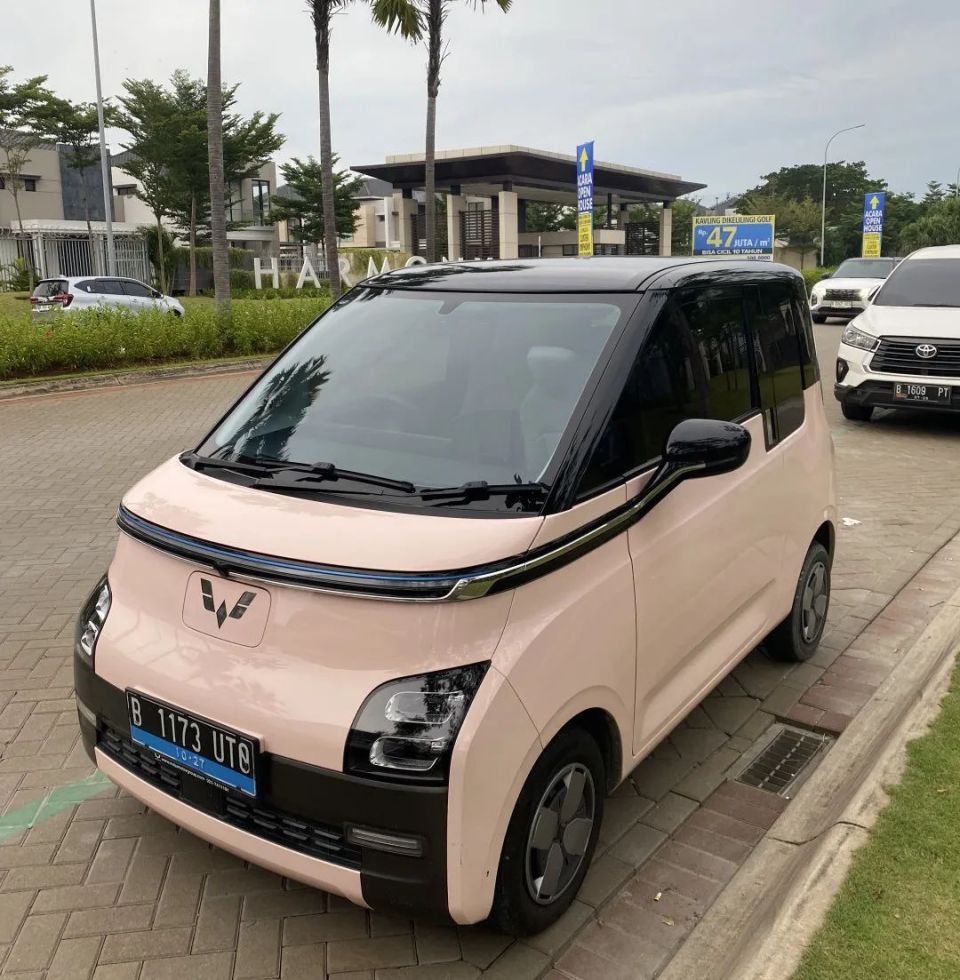 据介绍,当前共8款五菱车型在印尼销售,最受欢迎的是五菱新能源汽车air