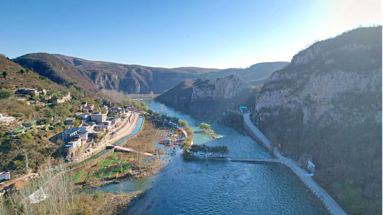 水库库区内的淇河北岸玄天洞为山腰的天然岩洞又因岩洞东西两侧有一