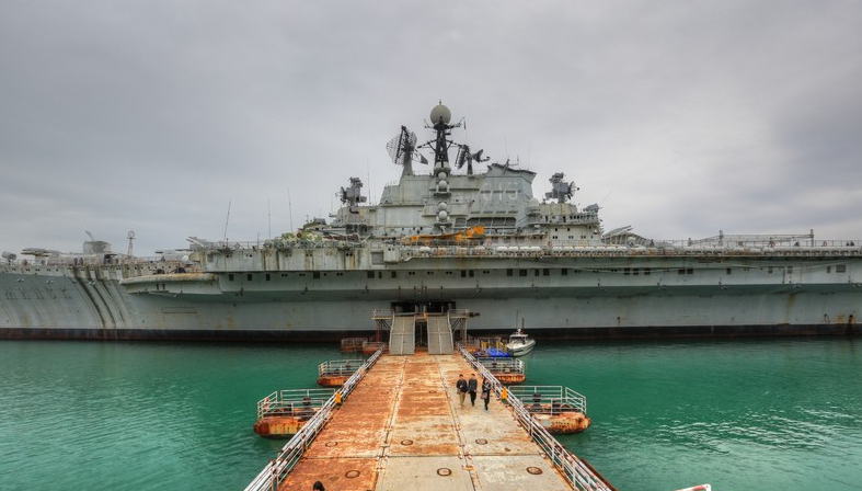 江苏南通竟停着一艘航空母舰,据说是投资100多亿打造的主题乐园_腾讯