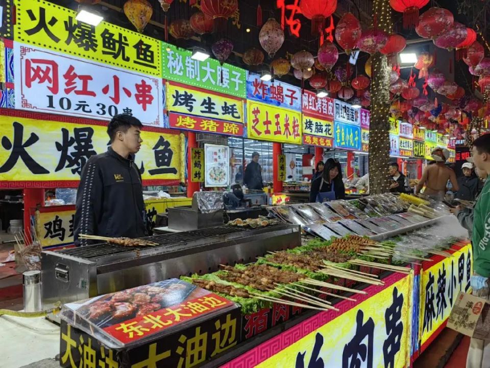 夜市大排档,挤满了寻找烟火气的年轻人