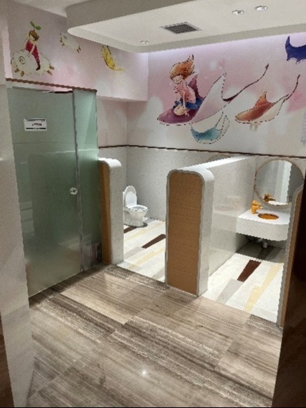 社交平台k11商场厕所设计很时尚,还可以给手机充电,配有无障碍洗手间