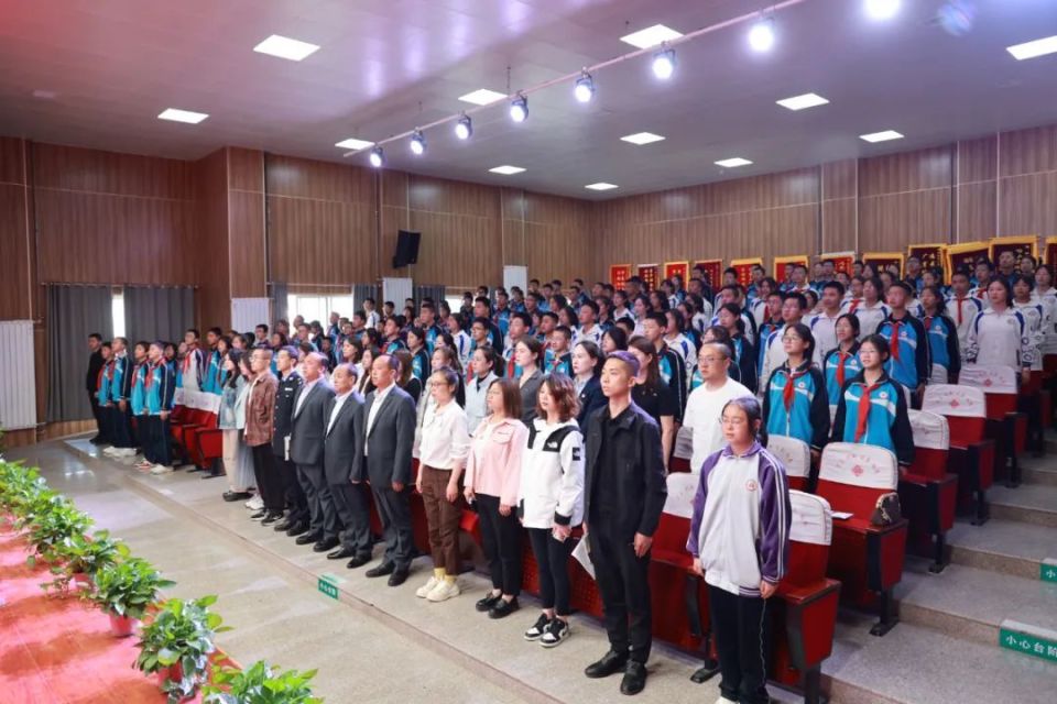 当天,团县委还在洛川县中学组织举行了团徽耀青春 筑梦新征程为主题