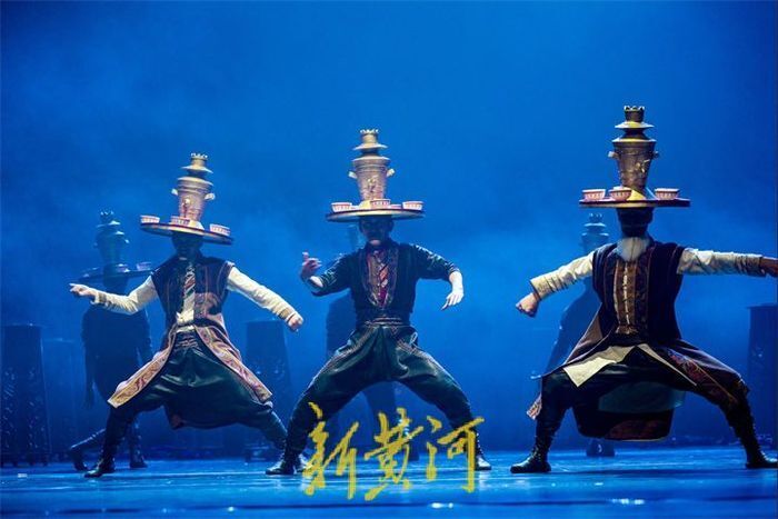 新疆库车市龟兹歌舞团选送的《爷爷的萨玛瓦尔》入围,该舞蹈选自库车