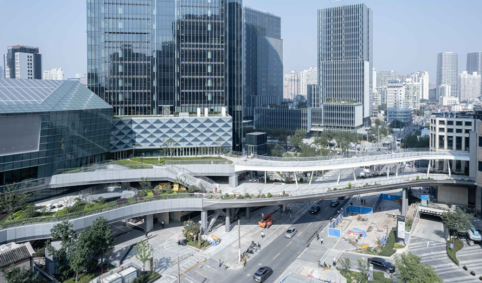 站在公平路东长治路路口,四面高楼林立,空中连廊串联起北外滩来福士