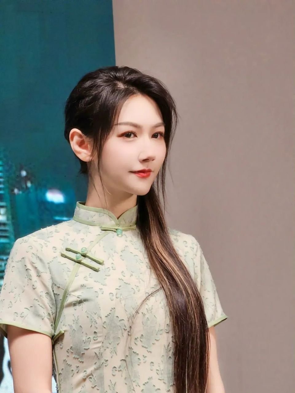 直播仅爱好?购多处房产成包租婆?