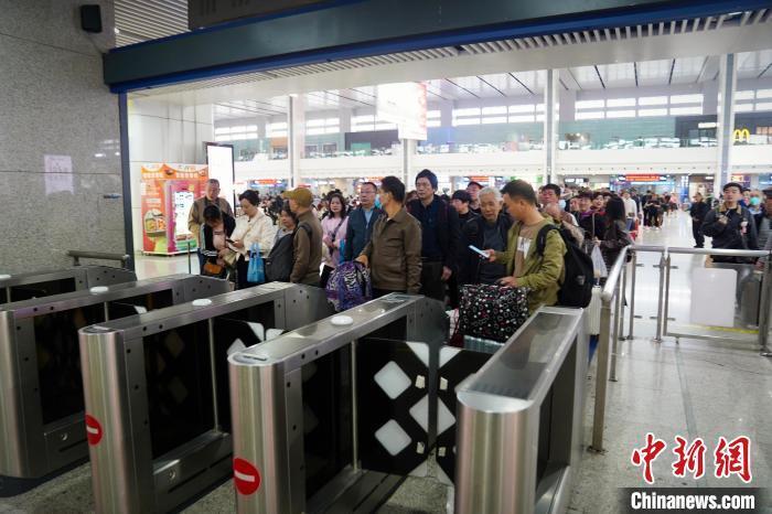 重庆火车站将于4月12日起实行第二季度列车运行图