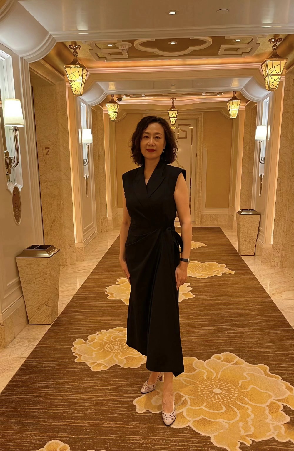 《玫瑰的故事》吴玉芳:穿衣简约素净,戴眼镜盘长发,61岁美得端庄秀雅