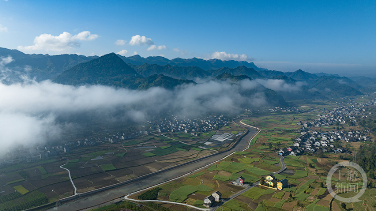 3月31日,在重庆市秀山土家族苗族自治县溶溪镇,清晨云雾弥漫,错落有致