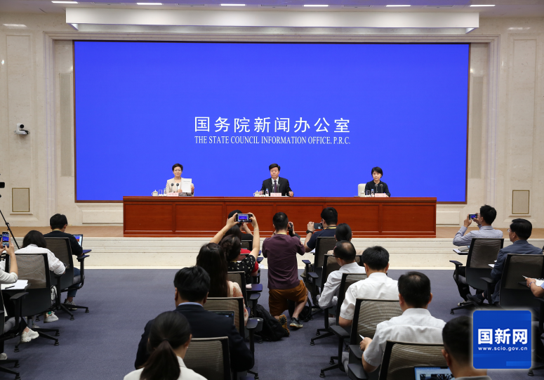 摄)邢慧娜(栾海军 摄)国务院新闻办新闻局副局长,新闻发言人 邢慧娜