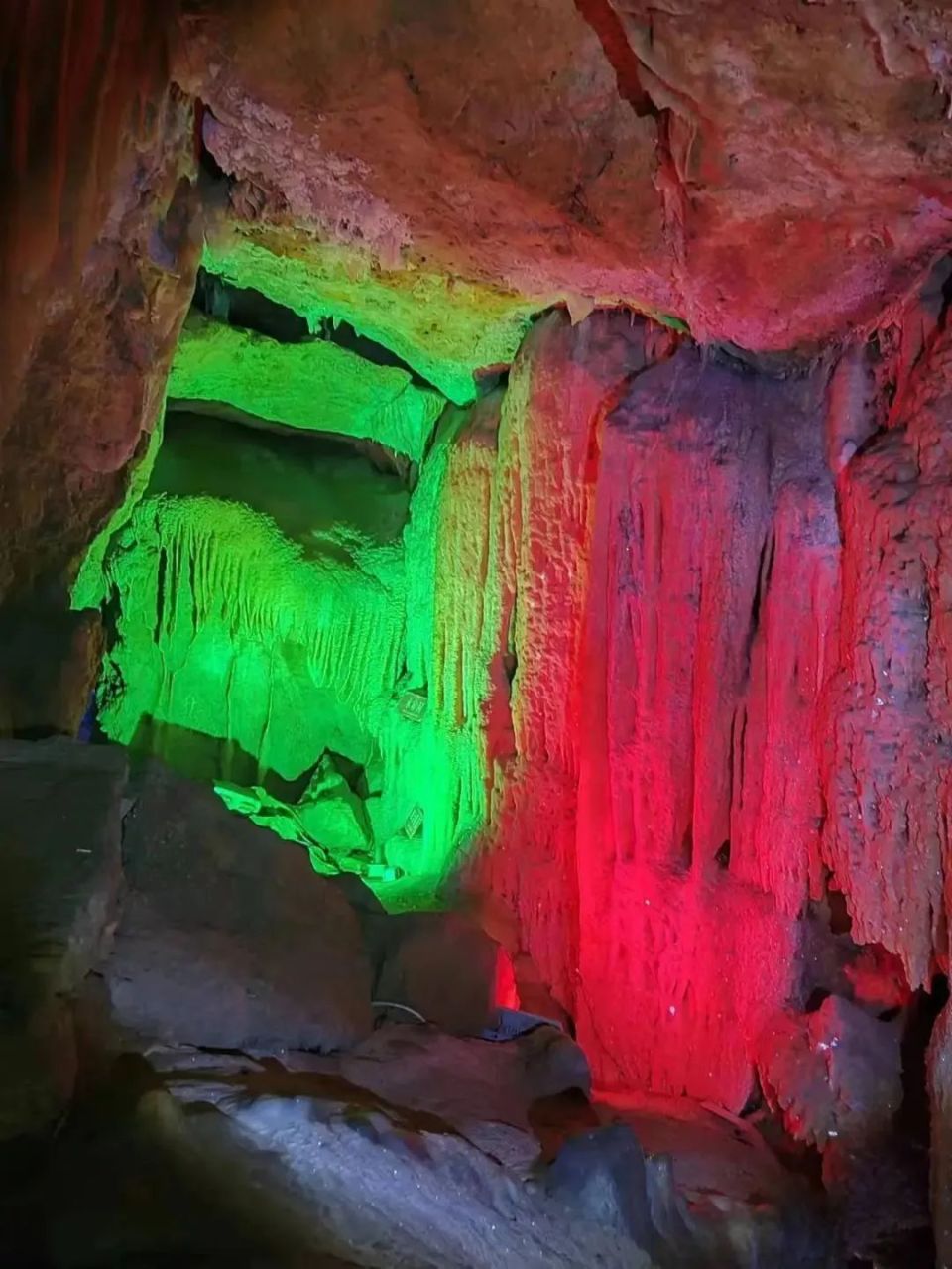 泊山洞是一处古老而神秘的石灰溶洞,被誉为"江淮独秀".形成