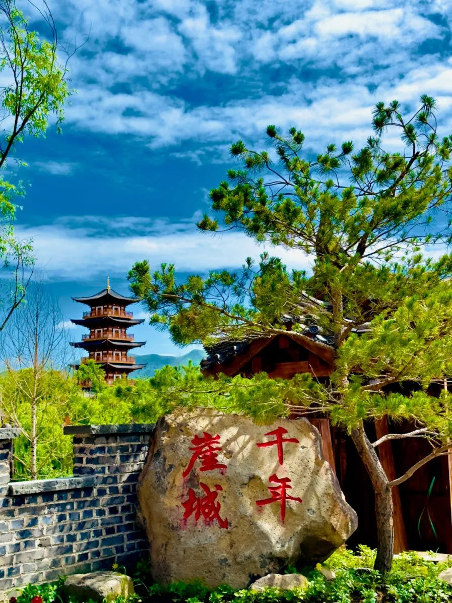 新华社探寻历史古迹吉林省白山市长白县千年崖城等你来