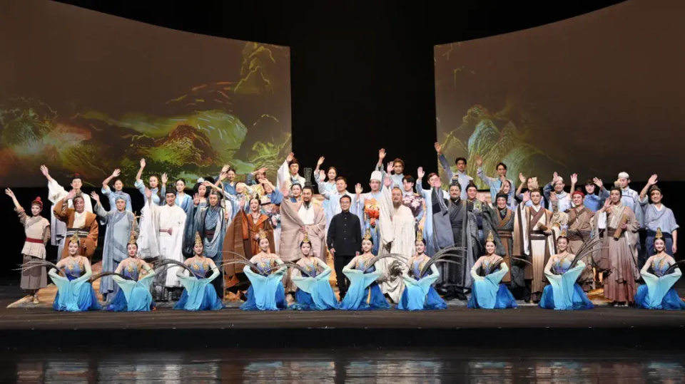 4月20日晚,纪念西南剧展80周年暨第八届全国话剧优秀剧目展演开幕式在