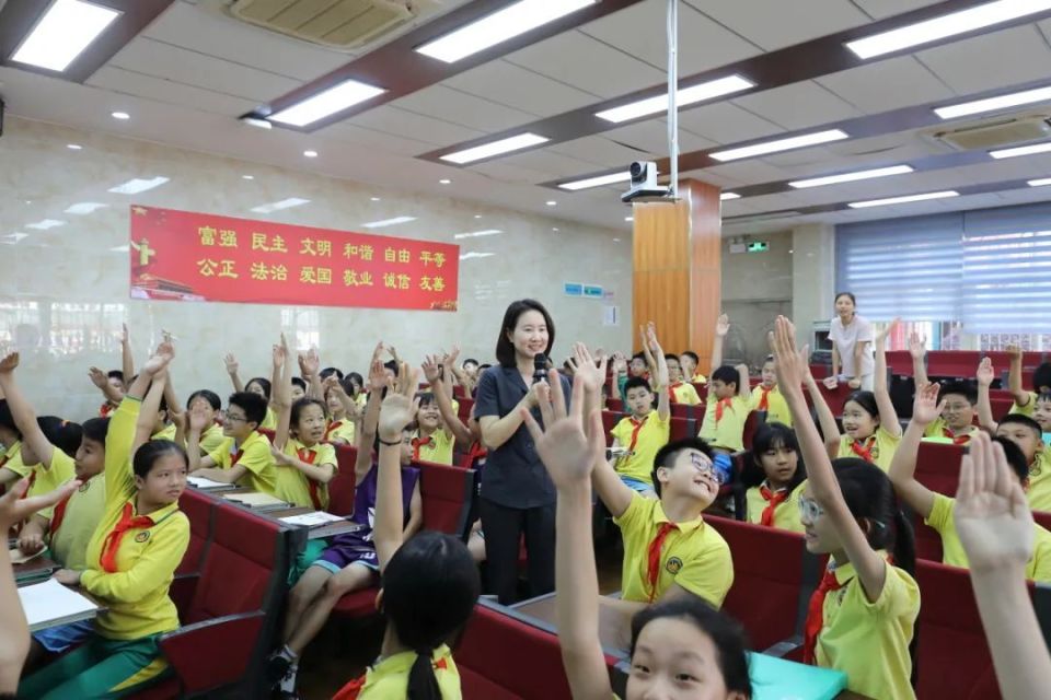 "下午四时许,来自广州华颖外国语学校的陈一扬同学跟着老师和同学们一