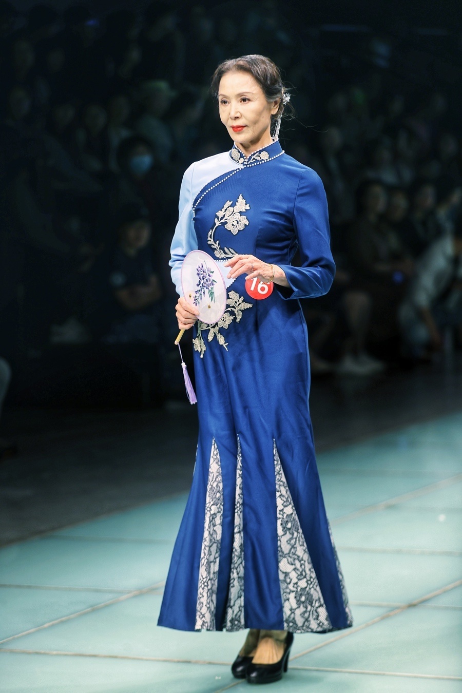 走下t台就能被穿回家,大妈与女生同台秀旗袍