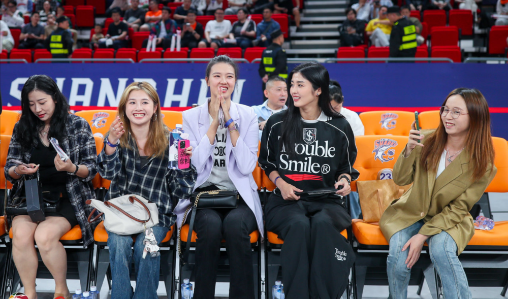 女神合体张常宁带闺蜜赵丽娜助阵吴冠希老公怒砍45宝宝笑容灿烂