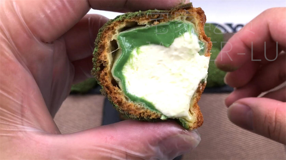 抹茶双色奶油泡芙,丝滑奶油与香醇抹茶,让人回味无穷.