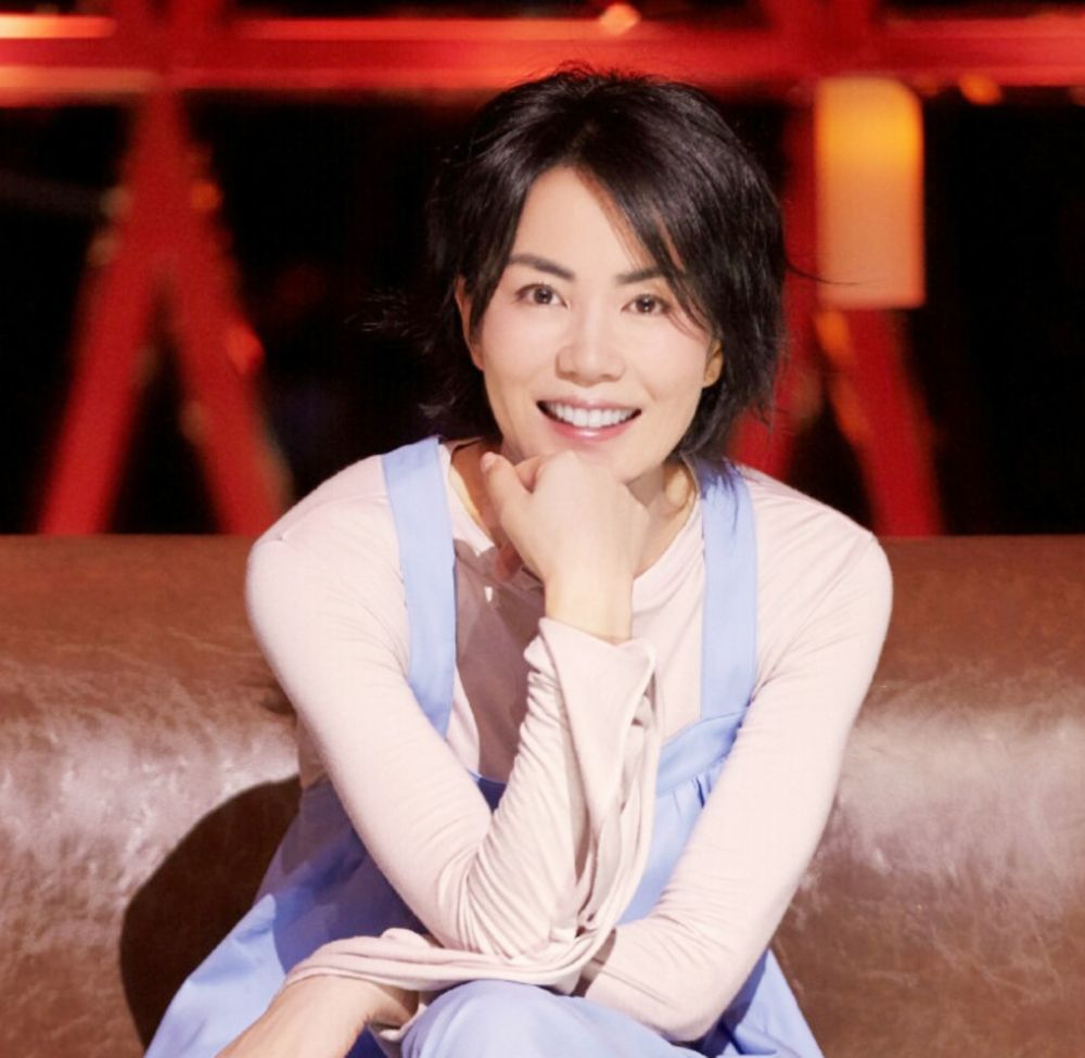 王菲被国外偶遇,与女儿李嫣真实现状曝光,母女俩神同步气场强大_腾讯