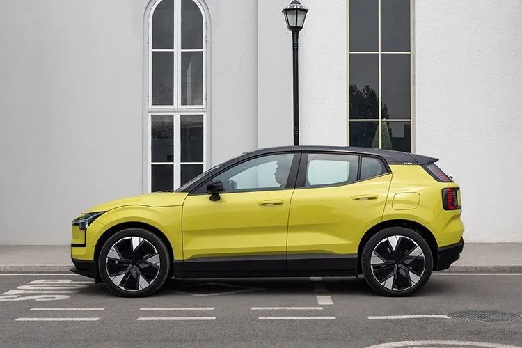 元素的环状尾灯也很有辨识度,右下角的"沃尔沃亚太"能证明其国产身份