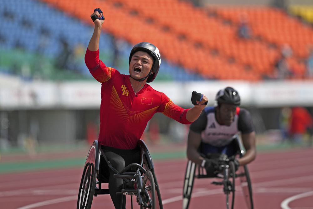 5月24日,中国选手胡洋在男子100米t54级别决赛后庆祝,最终他以13秒95