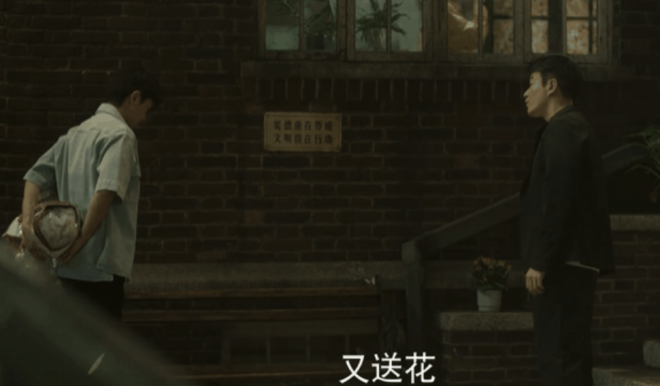 她冷静地解决纷争;她巧妙地化解与家人的矛盾;她身边花团锦簇,却从不