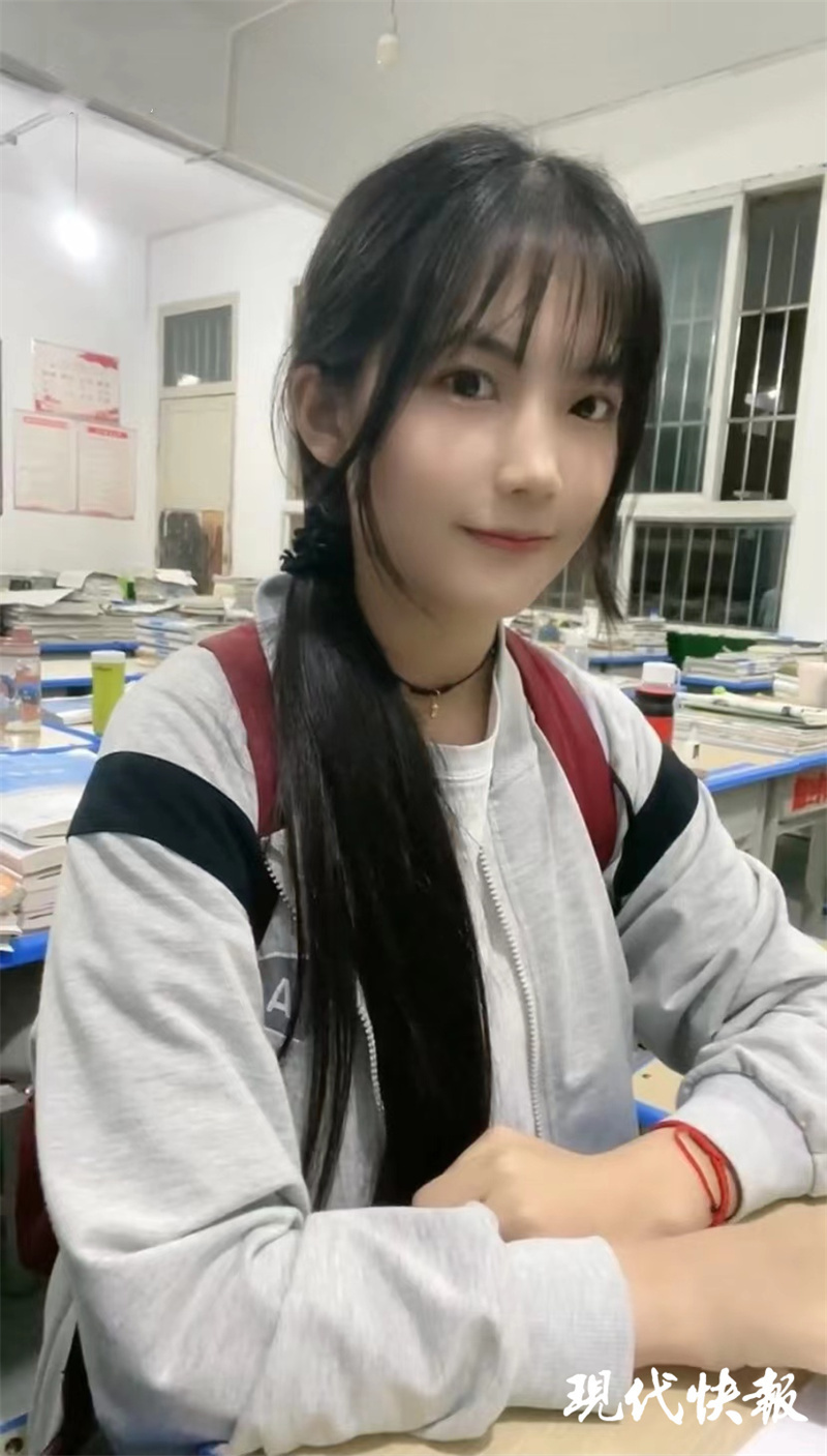 21岁女生为圆大学梦摆摊卖炒饭,收获40多万粉丝