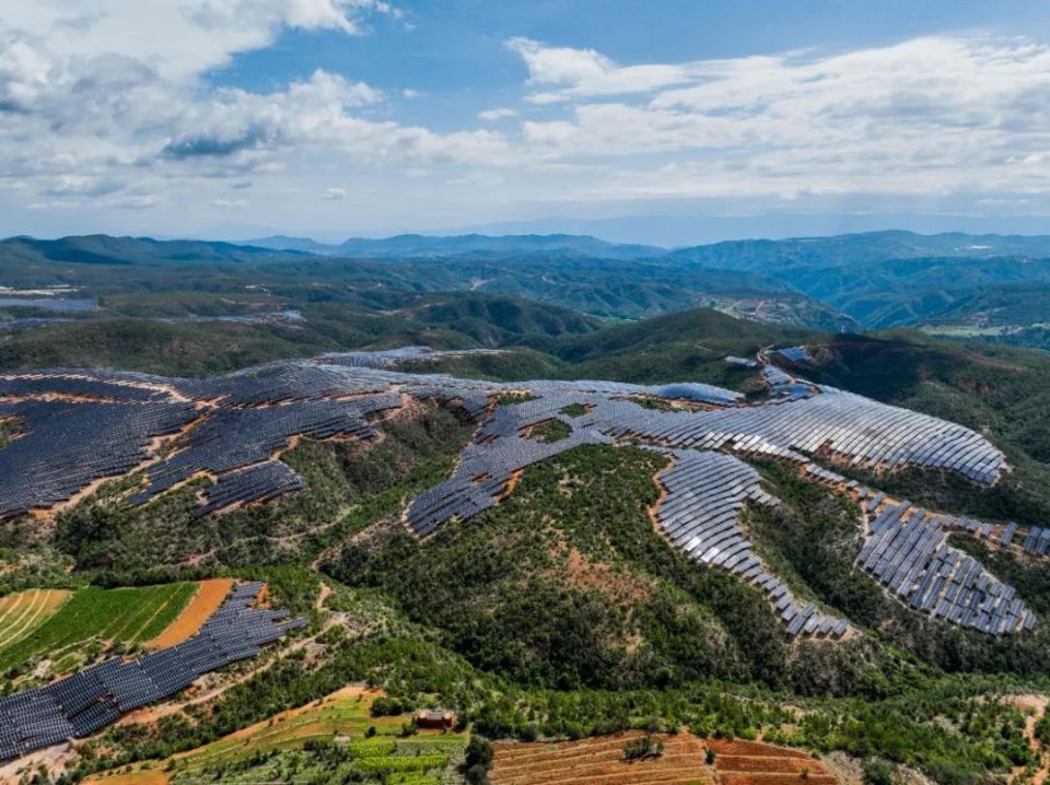 "光"启未来 向"绿"而行——楚雄州成为全省极具竞争力的绿色硅光伏