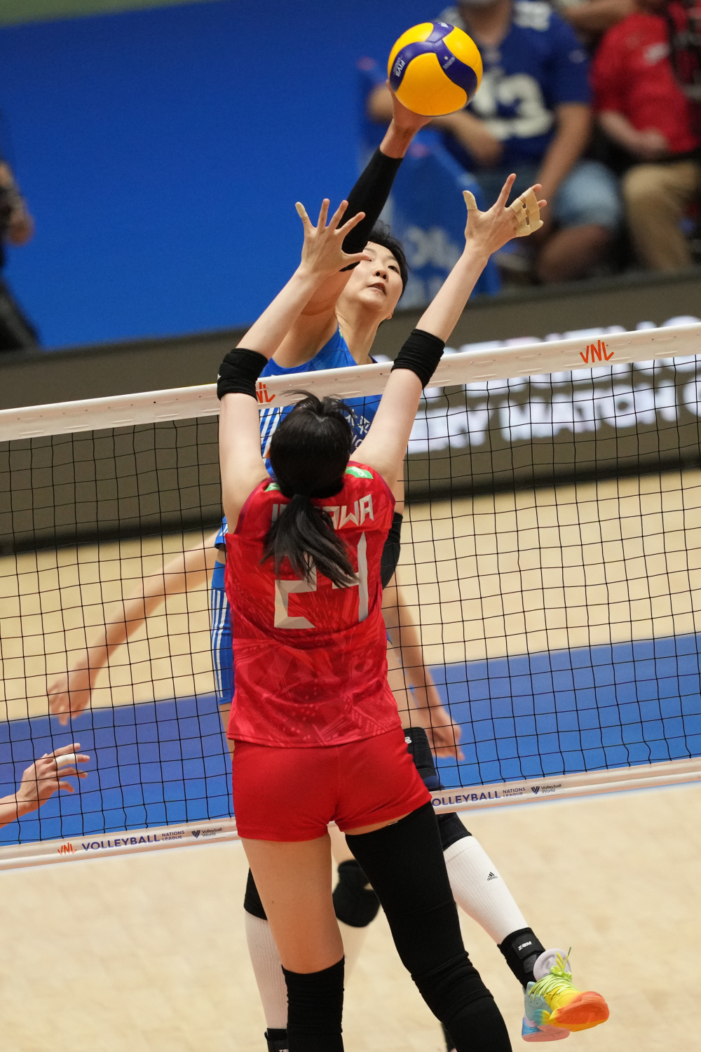 6月4日,中国队球员袁心玥(上)在比赛中扣球.