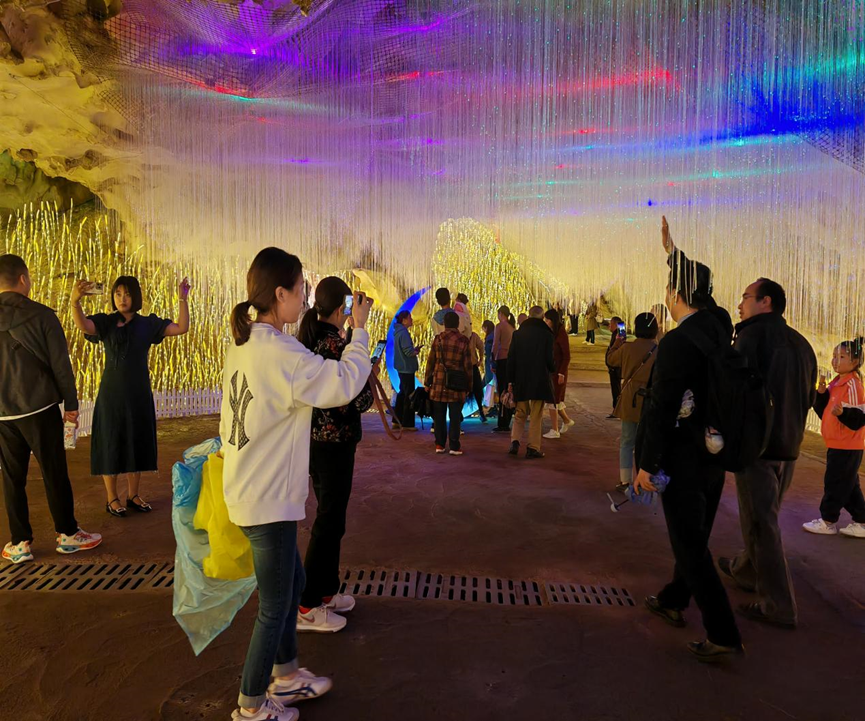 在佛爷洞景区,古老的溶洞和现代科技相结合,迷离梦幻,处处别有洞天