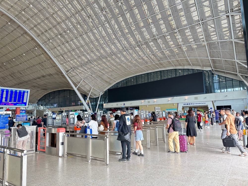 快速过检双节期间武汉武昌火车站增开安检通道