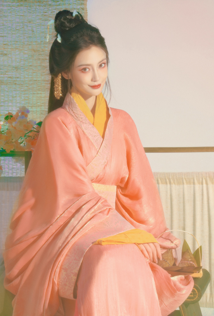 baby端午节晒美照,汉服写真宛如仙女下凡,红妆褐瞳魅力无限