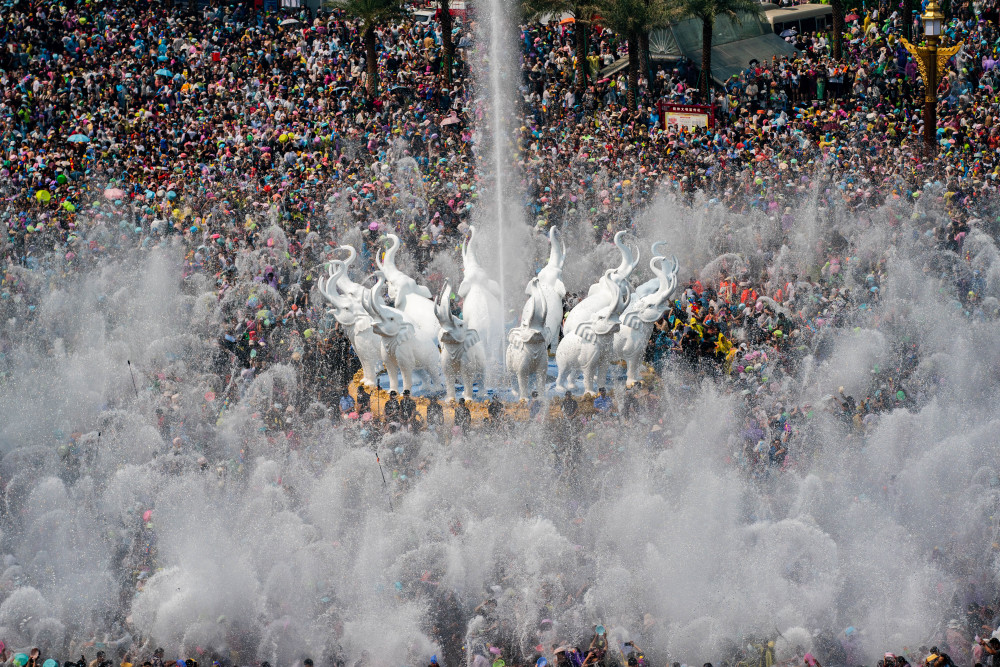 人们在云南省西双版纳傣族自治州景洪市泼水广场泼水狂欢
