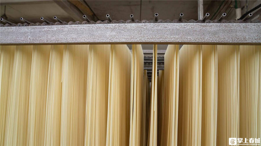 在技术创新方面,三宝面条引进了全自动化生产设备,提高了生产效率和