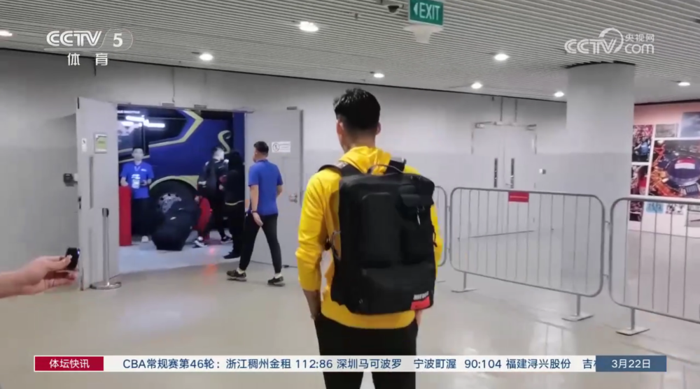 说完这些,张琳芃就有些落寞地走向了球队大巴,只留下一个孤独的背影.