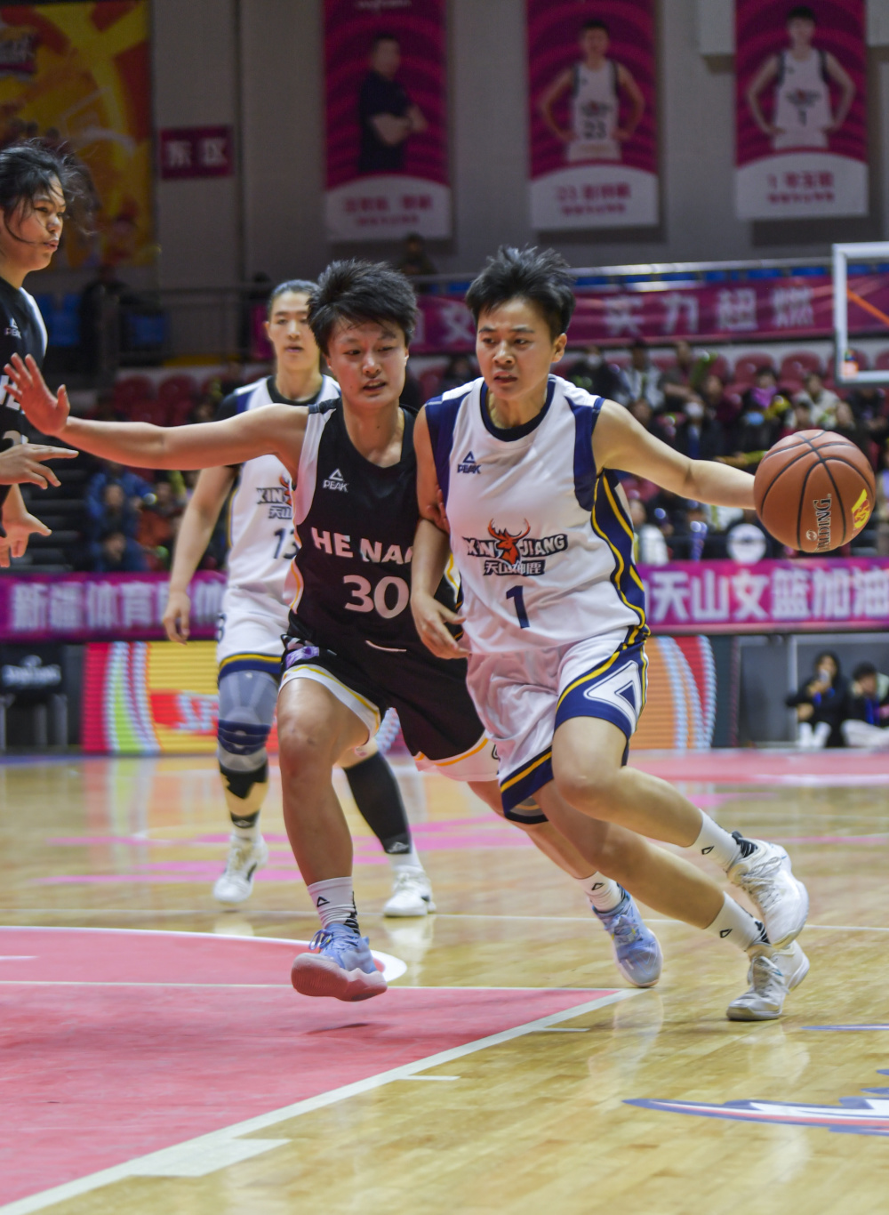 新华社记者 王菲 摄11月14日,新疆天山队球员张玲阁(左一)在比赛中