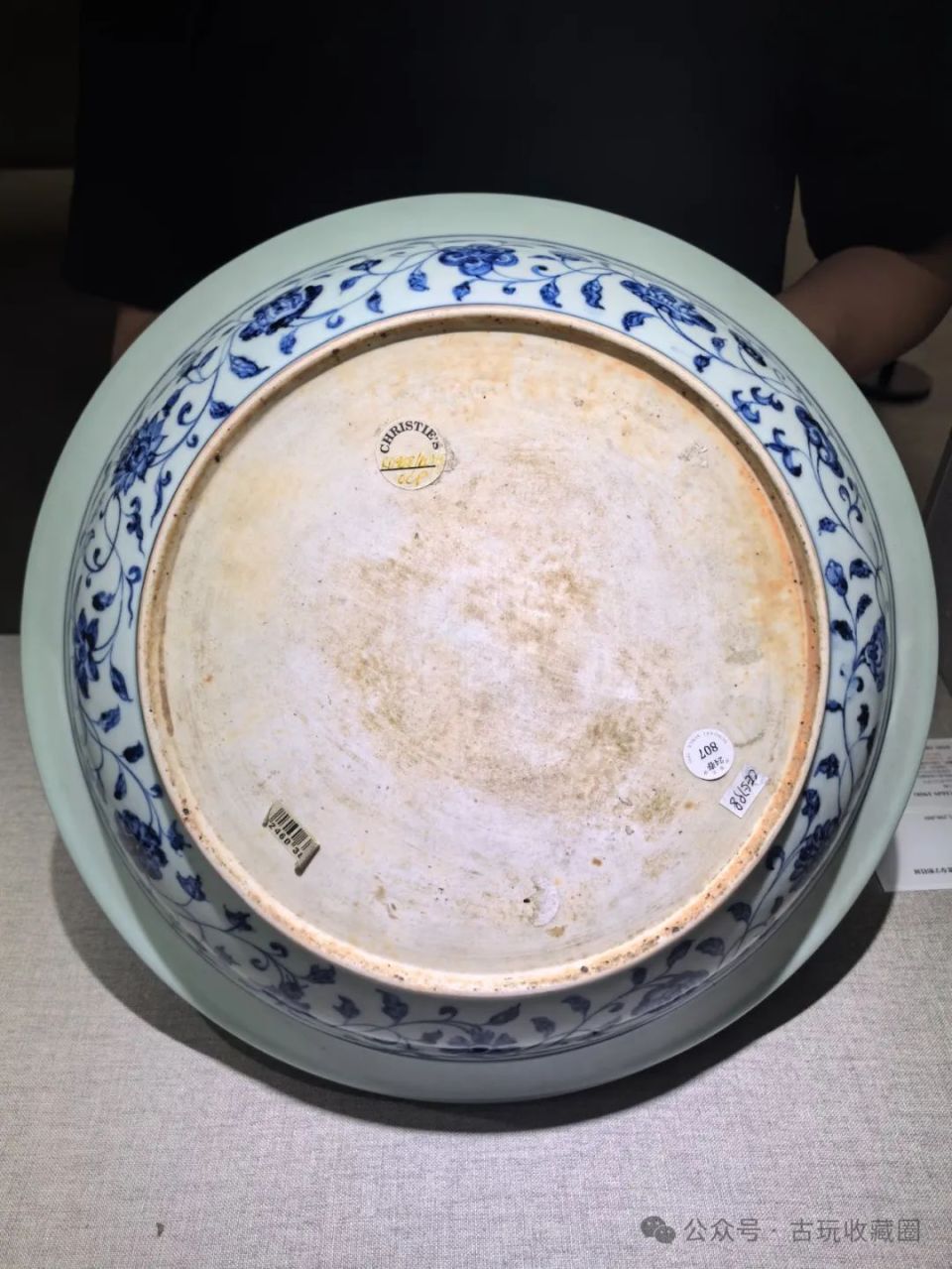 瓷器鉴赏：明永乐青花缠枝四季花卉葡萄纹海浪折沿大盘