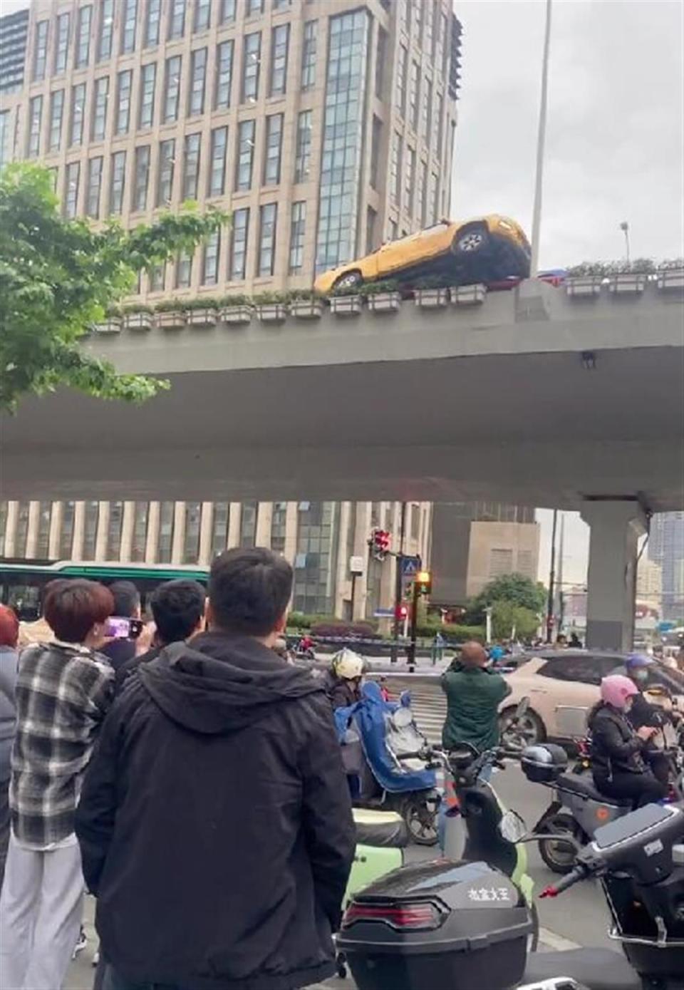 上海两车斗气互撞一车骑上高架护栏险坠桥律师两司机涉嫌危险驾驶罪
