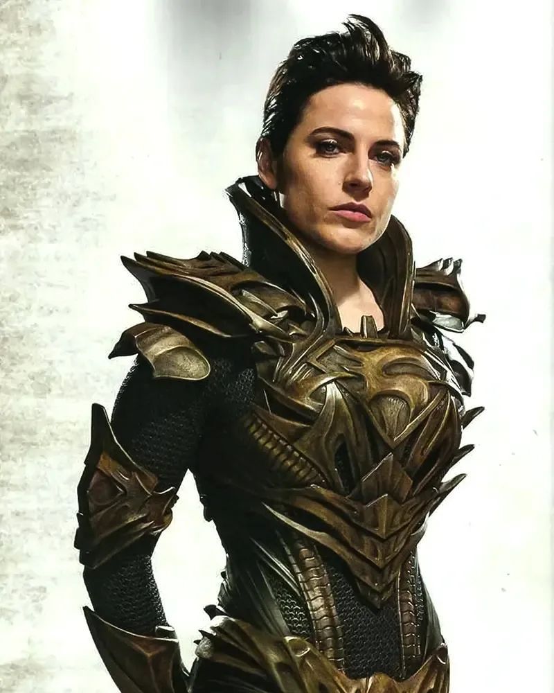 在《闪电侠》中回归,继续饰演在2013年的《钢铁之躯》中扮演菲奥拉,她