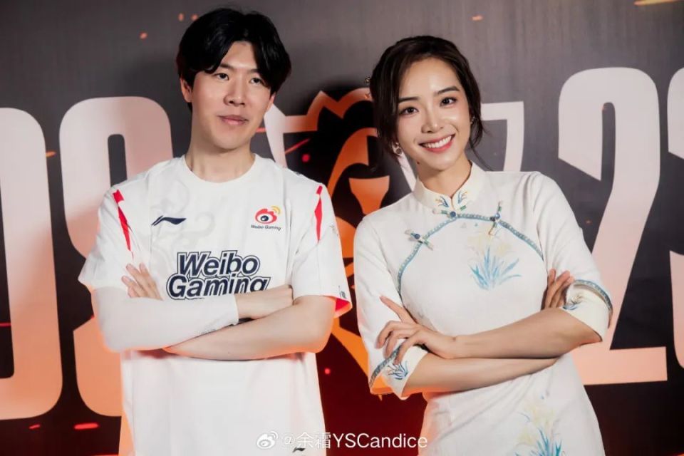 lpl老婆余霜旗袍采访和选手们一起比出帅气姿势