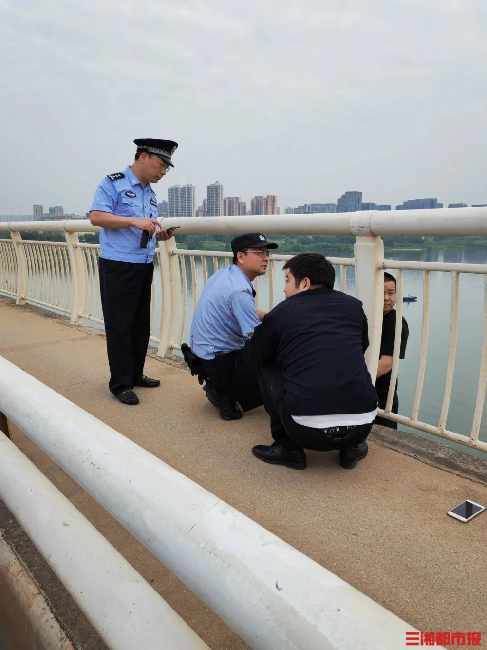 26℃｜女子欲跳桥，惊险瞬间“牛得很”警官出手了 腾讯新闻