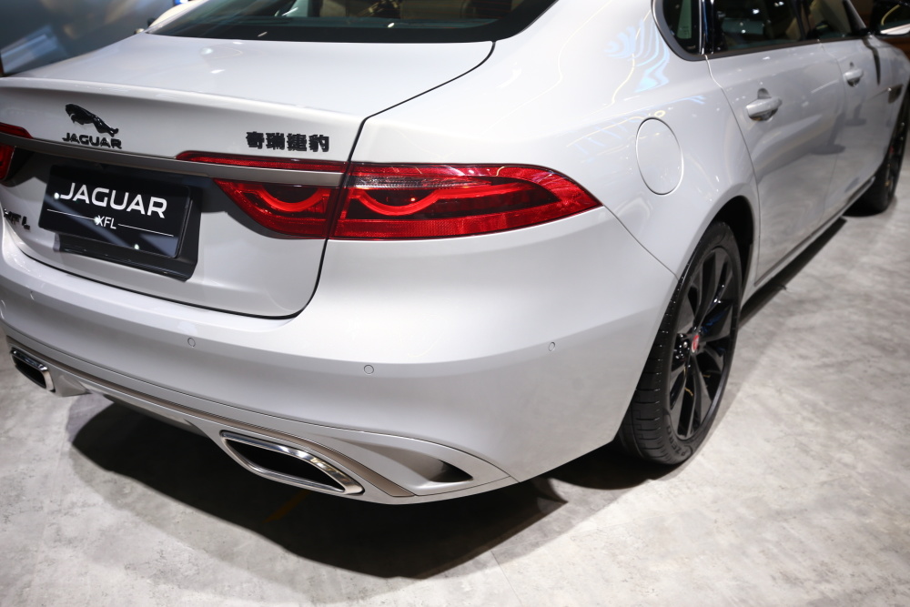 换装第三代采埃孚8at 捷豹xfl亮相上海车展_腾讯新闻