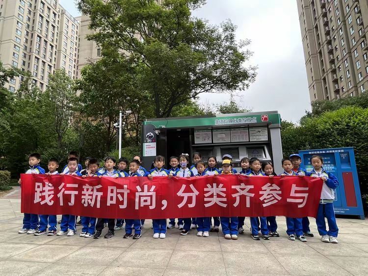 二班学生开展"践行新时尚,分类齐参与"垃圾分类进社区主题宣传活动