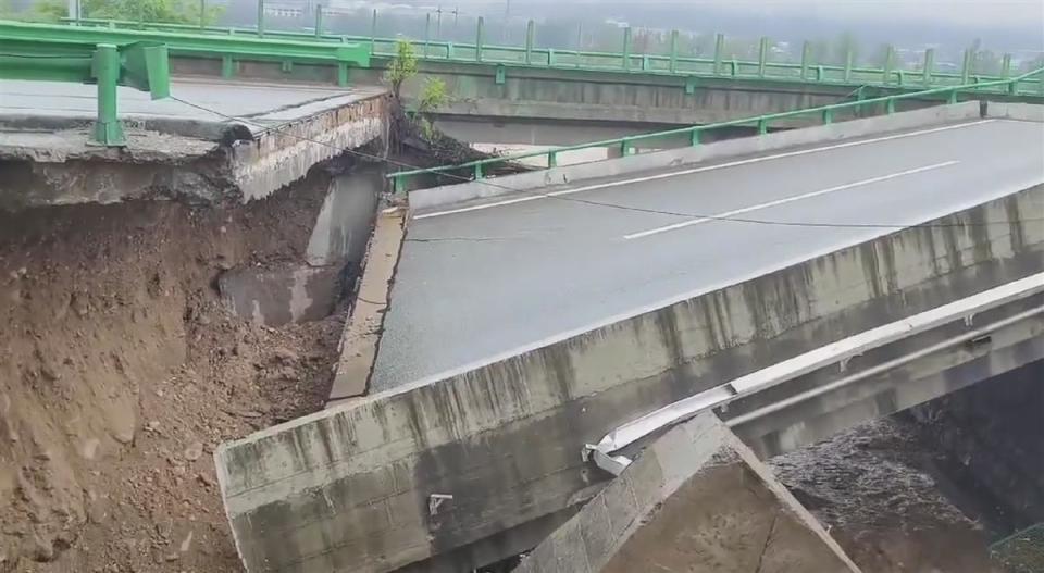 陜西寶雞快速干線一橋面傾覆塌陷，一車輛前輪懸空險墜落，無人員傷亡