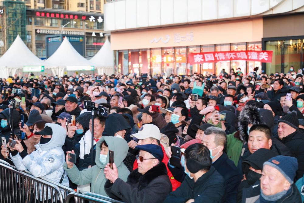 民营安万剧团闯西安“火出圈”，豪言“戏比天大”的安万却很清醒：只有让年轻人喜欢，秦腔才能走长远……_腾讯新闻