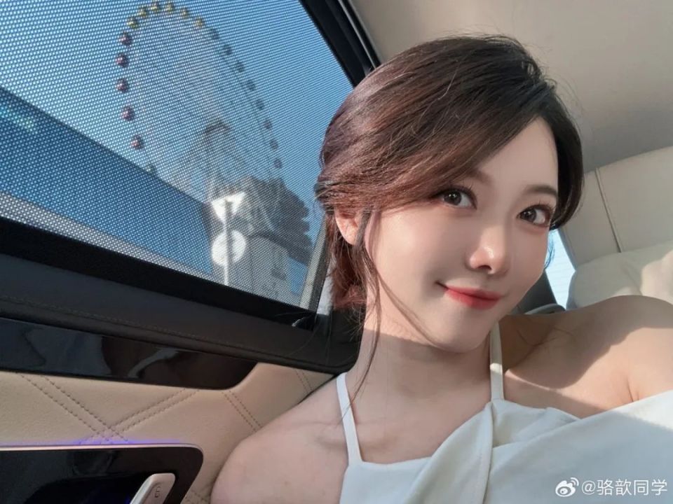 【lpl老婆】骆歆乘坐豪车迈巴赫,回老家放假休息_腾讯新闻