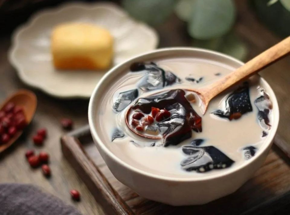 广式正宗龟苓膏,真龟制作,搭配10种草本食材,古法熬制