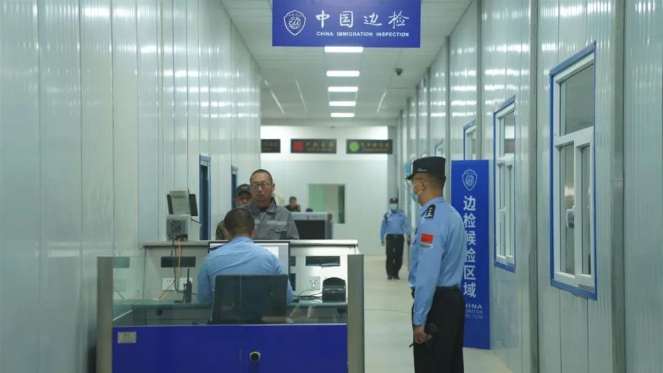 乌力吉口岸顺利实现2024年度首次通关过货