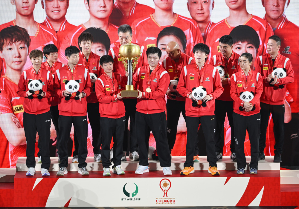球——混合团体世界杯:中国队夺冠12月10日,冠军中国队在颁奖仪式上