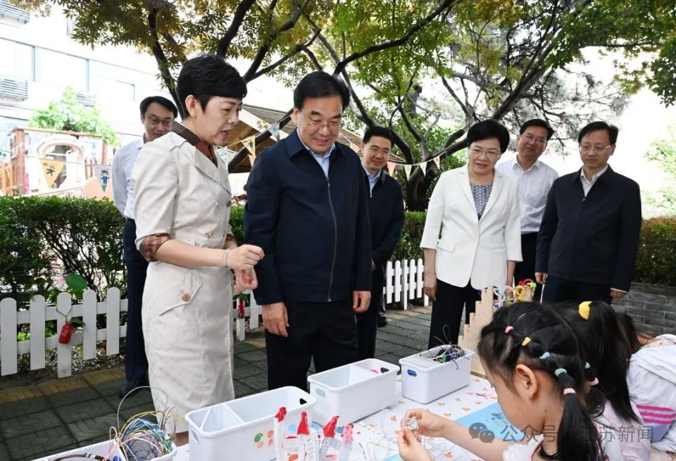 信长星"六一"前夕看望少年儿童 向全省广大少年儿童致以节日祝贺