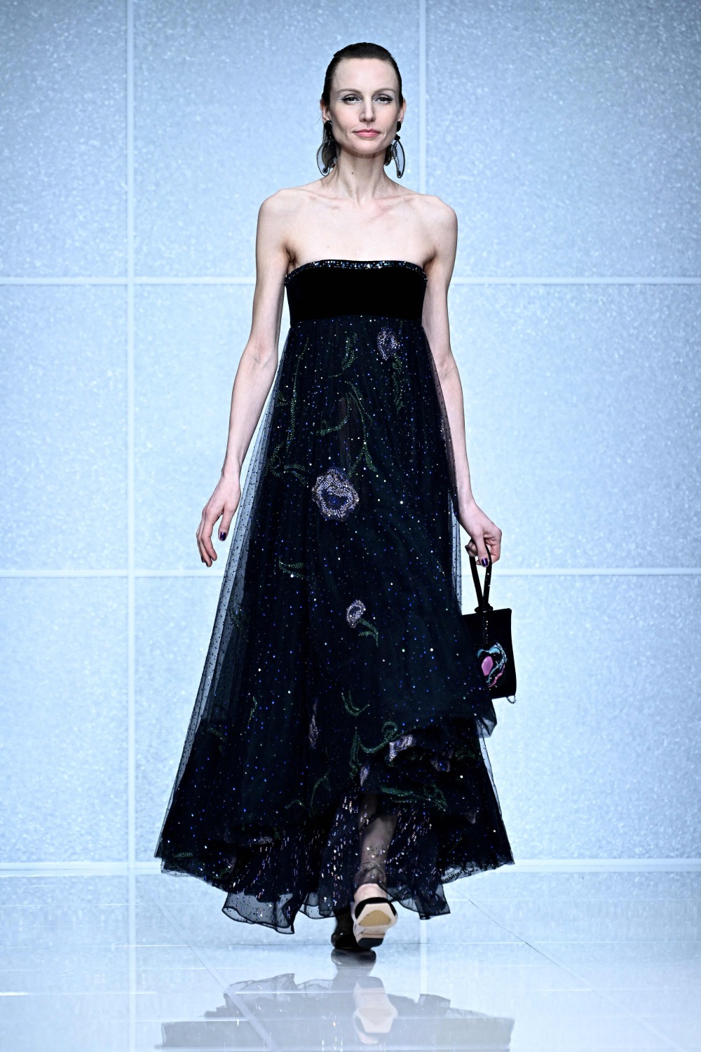 2月25日,模特在意大利米兰时装周上展示乔治·阿玛尼品牌的2024/25